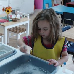 Golden Mountain Montessori School - Washing dishes
