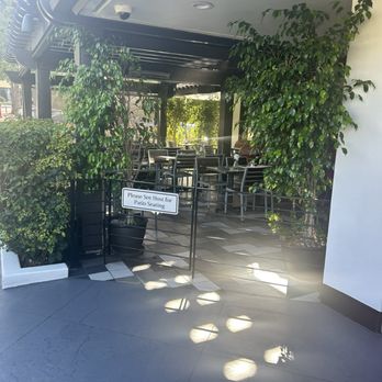 Lovi's Delicatessen - Patio - Delis Near Me - Calabasas, California