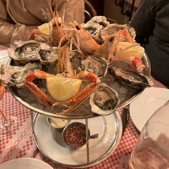 La Fontaine de Mars - Oysters and langostines - French Near Me - Paris, 75 La Fontaine de Mars - Oysters and langostines - French Near Me - Paris, 75