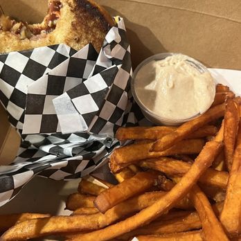Planet Vegan - Jupiter burger, sweet potato, fries, and garlic aïoli - Food Trucks Near Me - Fresno, California Planet Vegan - Jupiter burger, sweet potato, fries, and garlic aïoli - Food Trucks Near Me - Fresno, California