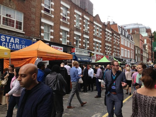 Foto de Strutton Ground Market - Londres, XGL, GB. Busy and bustling at lunchtime!