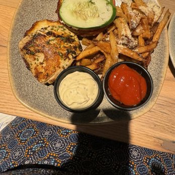 Moku Kitchen - Fish sandwich - Cocktail Bars Near Me - Honolulu, Hawaii