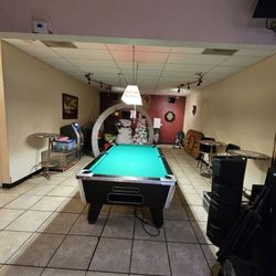 Westside Sports Bar and Lounge - A pool table