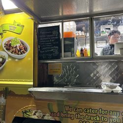 Mas Taco Authentic Street Tacos - No signs saying no refunds.