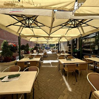 Il Vicolo Trattoria - Outdoor patio - Italian Near Me - Oak Park, Illinois Il Vicolo Trattoria - Outdoor patio - Italian Near Me - Oak Park, Illinois