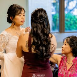 AKI Hair & Makeup artist - The bride's family helping with makeup touchups