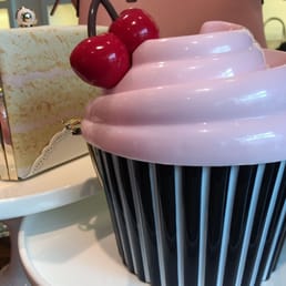 Not much can fit in here, but the cupcake and cake slice purses are super cute. Not much can fit in here, but the cupcake and cake slice purses are super cute.