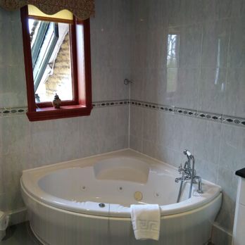 The Whitehall Hotel - Jacuzzi bath - Hotels Near Me - Darwen, BBD