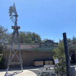 Rainbow Oaks Country Plaza - Storefront