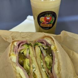 Bionicos Jugos Zapopan - Mi torta de jamón con todo. Y mi jugo para dolor de cabeza (Gingibre, Melon, Pepino) y le agregué el nopal.