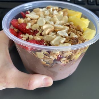 Awesome juice bar - Peanut butter base açaí bowl with strawberries, pineapple, cashews, and granola - Juice Bars & Smoothies Near Me - Glenview, Illinois