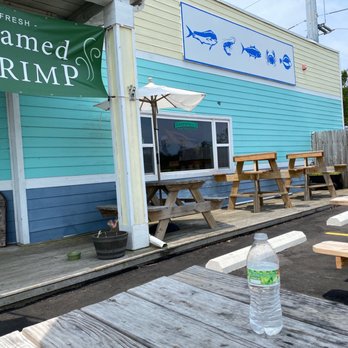 Greentail's Seafood Market and Kitchen - Outdoor patio seating - Seafood Markets Near Me - Nags Head, North Carolina