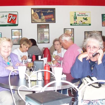 Creme Hut - People dining at Creme Hut, Chatsworth, Georgia - Delis Near Me - Chatsworth, Georgia