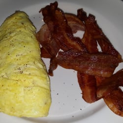 Quebec Bistro - The breakfast buffet offers custom-made omelets and lots of bacon!