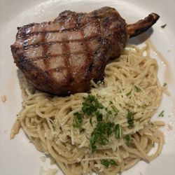 Cacio e Pepe - Bistecca di maiale Chuletón de cerdo marinado a la parrilla, acompañado de pasta cacio e pepe