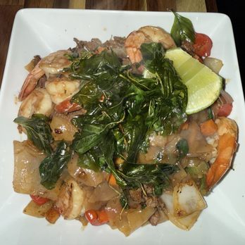 Pru Thai Kitchen - Drunken Noodles with beef & shrimp - Noodles Near Me - Alpharetta, Georgia