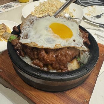 Leisure Cafe - Garlic beef over rice in stone pot - Cantonese Near Me - San Leandro, California