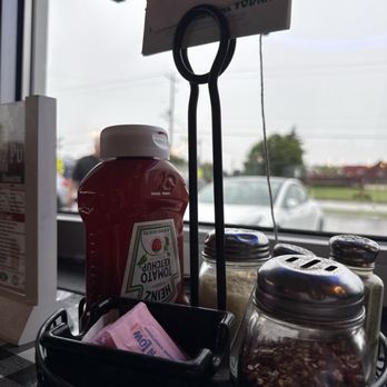 Nonna’s Pizzeria and Pub - condiments - Pizza Near Me - Sturtevant, Wisconsin