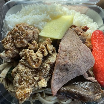 Mitsuba Delicatessen - Garlic chicken, chow fun on bottom, teri beef, red hot dog - Delis Near Me - Honolulu, Hawaii