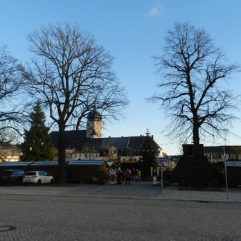 Weihnachtsmarkt - Weihnachtsmarkt mit Kirche im Hintergrund - Christmas Markets Near Me - Marienberg, SN