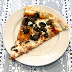 Avelluto's Pizzeria & Ristorante - New York Style Mushroom Slice (8"x10")