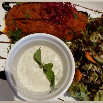 Vengo - Orientalische Aubergine mit Minzsoße und Salat - Vegetarian Near Me - Bremen, HB Vengo - Orientalische Aubergine mit Minzsoße und Salat - Vegetarian Near Me - Bremen, HB