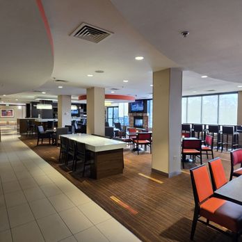 Courtyard by Marriott Denver Cherry Creek - Seating for the small restaurant that serves drinks and also breakfast at cost - Hotels Near Me - Denver, Colorado