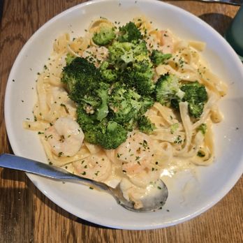 Olive Garden Italian Restaurant - Shrimp Alfredo w broccoli - Italian Near Me - Thornton, Colorado Olive Garden Italian Restaurant - Shrimp Alfredo w broccoli - Italian Near Me - Thornton, Colorado