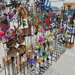 Peach Tree True Value Hardware - Lots of yard art