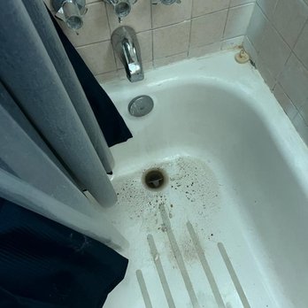 Vrbo - Sewer coming out of the bath. Yuck - Vacation Rentals Near Me - Wareham, Massachusetts