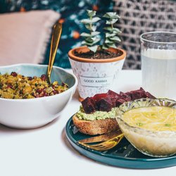 Succulentes Café - Un déjeuner sain et savoureux avec chaque jour un bol salade, une tartine et une soupe (chaude ou froide) cuisiné avec des produits frais.