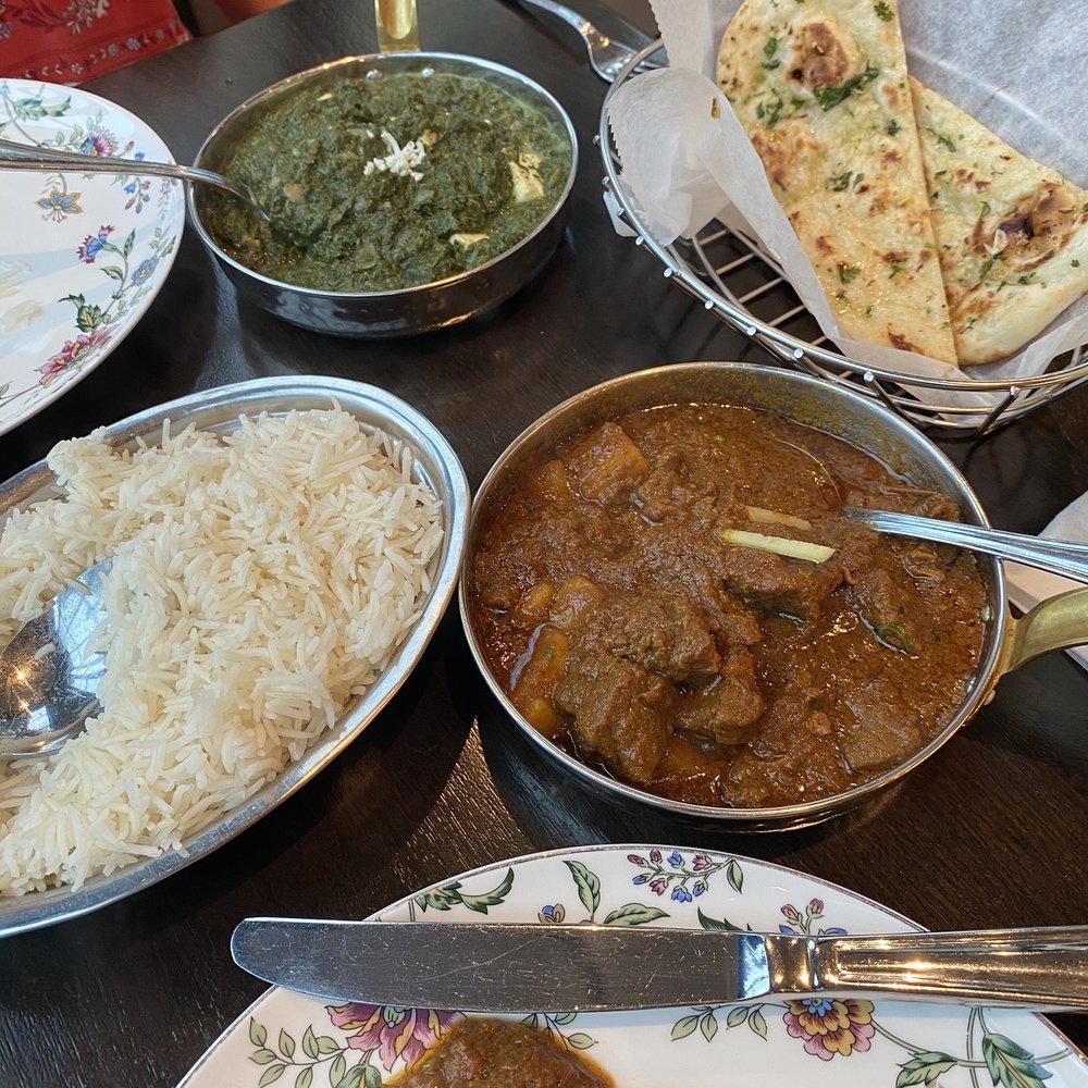 IndoChen - Old Town - Lamb vindaloo, garlic naan and Palak Paneer - Indian Near Me - Alexandria, Virginia IndoChen - Old Town - Lamb vindaloo, garlic naan and Palak Paneer - Indian Near Me - Alexandria, Virginia