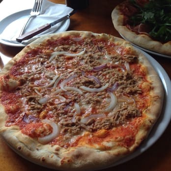 Al Dente - Pizza Tonno e Cipolla. Auf Deutsch als Thunfischpizza bekannt. - Italian Near Me - Berlin, BE
