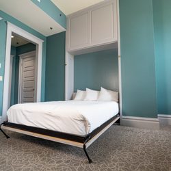 Montvale Hotel - Murphy bed in suite