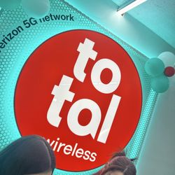 Total Wireless - Very nice ladies helping me