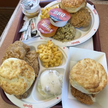 Bojangles - a tray of food including biscuits, macaroni and cheese - Fast Food Near Me - Chattanooga, Tennessee