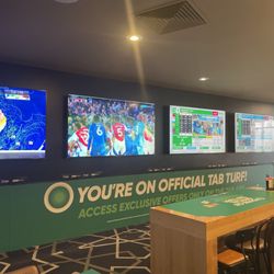 Powell Hotel - Sports screens