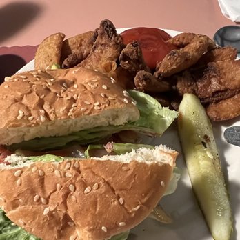 Hank's Restaurant - Blue cheese burger with bacon - Salad Near Me - Brooklyn, Connecticut Hank's Restaurant - Blue cheese burger with bacon - Salad Near Me - Brooklyn, Connecticut