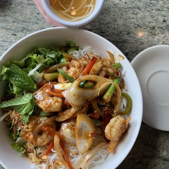 La Mint - Vietnamese Kitchen - Lemon grass shrimp with vermicelli noodles - Vietnamese Near Me - Reno, Nevada La Mint - Vietnamese Kitchen - Lemon grass shrimp with vermicelli noodles - Vietnamese Near Me - Reno, Nevada