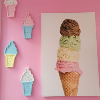 Suzy's Scoops - a picture of ice cream cones - Ice Cream & Frozen Yogurt Near Me - Cannon Beach, Oregon