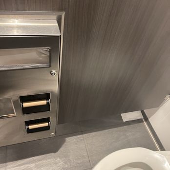 EōS Fitness - No toilet paper - Gyms Near Me - Glendale, California