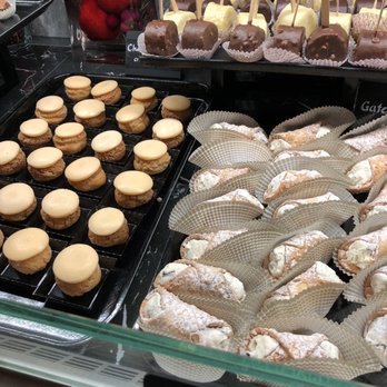 Pavillon 67 - Cannoli and craquelin choux, cake pops - Buffets Near Me - Montreal, Quebec Pavillon 67 - Cannoli and craquelin choux, cake pops - Buffets Near Me - Montreal, Quebec