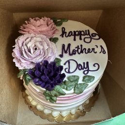 Vanilla cake with strawberry jam and chantilly frosting! Vanilla cake with strawberry jam and chantilly frosting!