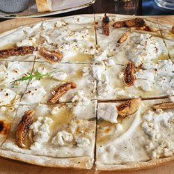 KNIPS Klein Flottbek - Flammkuchen orientalisch (Ziegenkäse, Feigen, Honig)