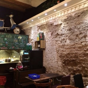 Miño - Seating and looking towards the kitchen - Seafood Near Me - Barcelona, B