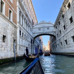 Ente per la Conservazione della Gondola - Passing my the Bridge of Sighs
