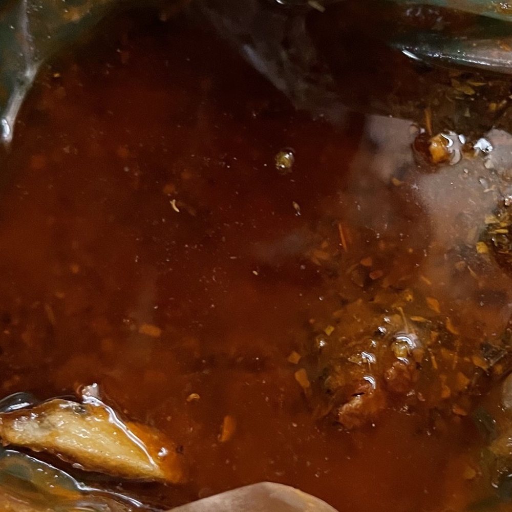 A pool of sauce at bottom vs on the wings A pool of sauce at bottom vs on the wings