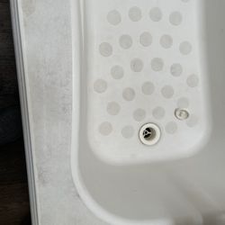 El Cajon RV Rentals - Look closely. Tub was never used!!! You can see the filth!!! Do beware! It's too bad because this was a nice design on this trailer