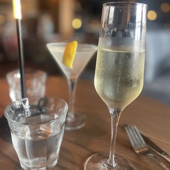 Bentwood Tavern - Lemon drop & champagne - New American Near Me - New Buffalo, Michigan
