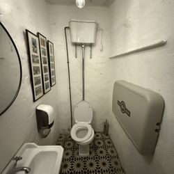 The Algiers Inn - Clean restrooms / toilet